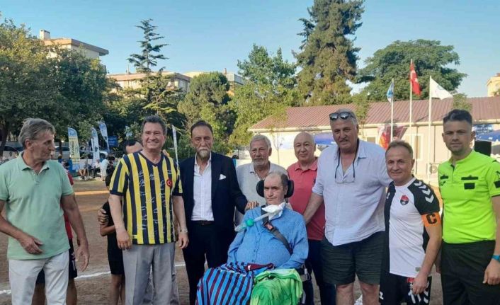 İsmail Gökçek, Veteranlar Futbol Turnuvası’ndaki maçta başlama vuruşunu yaptı
