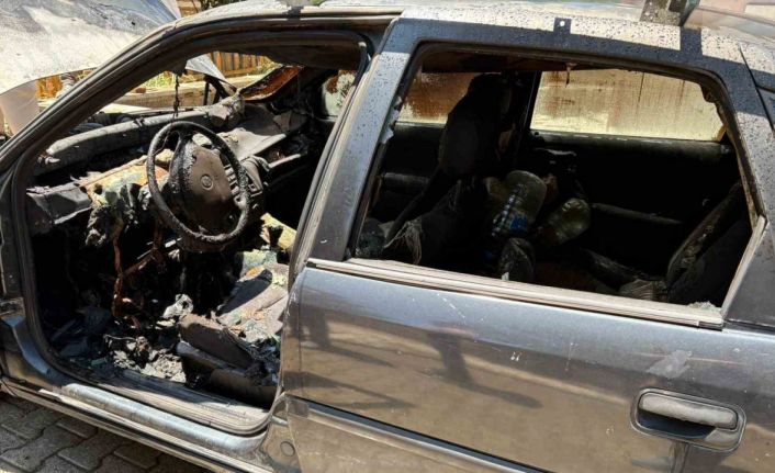 Isparta’da park halindeki otomobil alev alev yandı