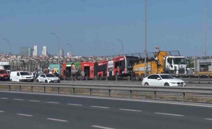İstanbul’da Haliç Köprüsü’nde arızalı metrobüsü çeken yol yardım aracı kaza yaptı