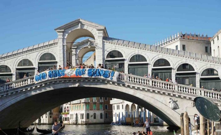 İtalya’da Bezos düğününe protesto: "Gezegen yanıyor ama sorun değil, işte Lauren Sanchez’in 27 elbiselik listesi"