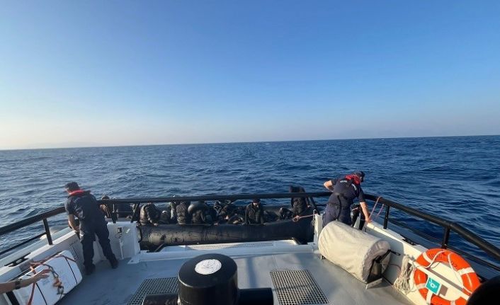 İzmir açıklarında sürüklenen bottaki 41 göçmen kurtarıldı