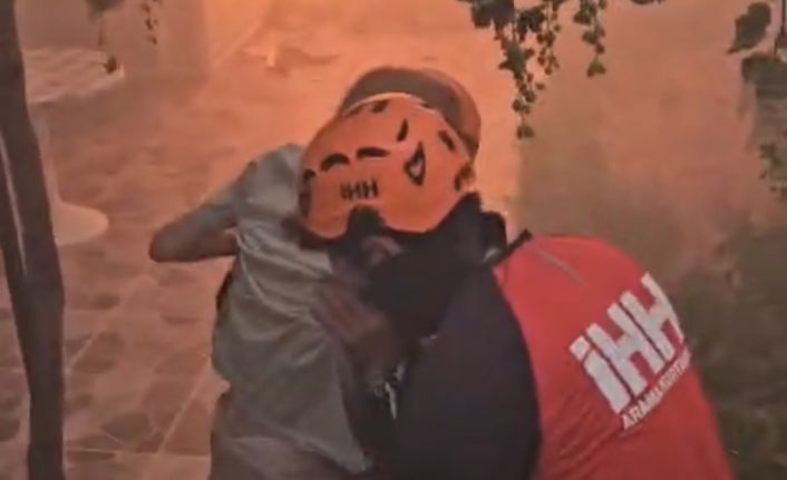 İzmir’deki yangından duygu dolu görüntüler: Mahsur kalanları ekipler böyle kurtardı