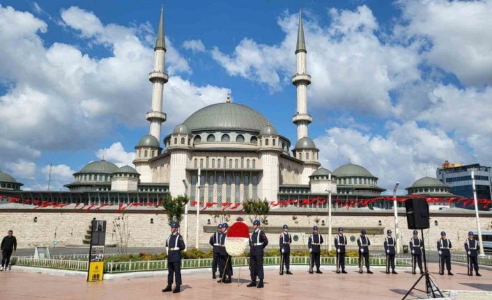 Jandarma Genel Komutanlığı’nın 186’ncı yıldönümünde Taksim Cumhuriyet Anıtı’na çelenk bırakıldı