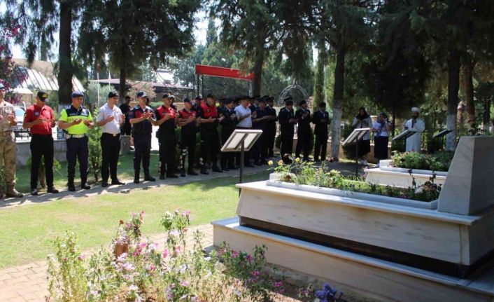 Jandarma, şehitleri kabri başında andı