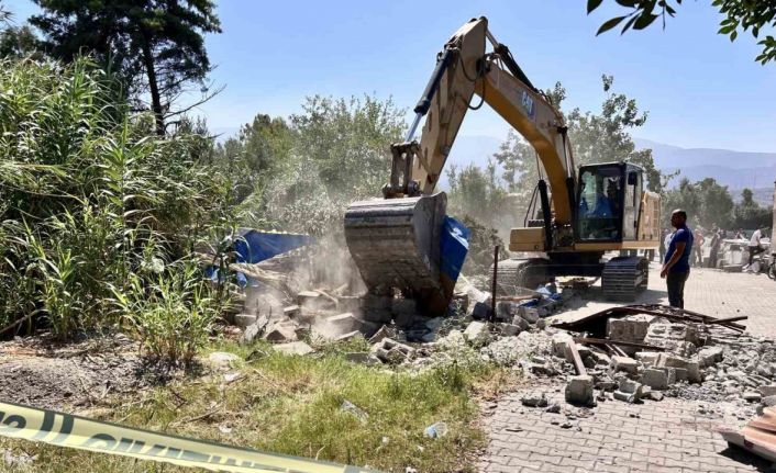 Kaçak yapı yıkımında gerginlik: 1 yaralı, 2 gözaltı