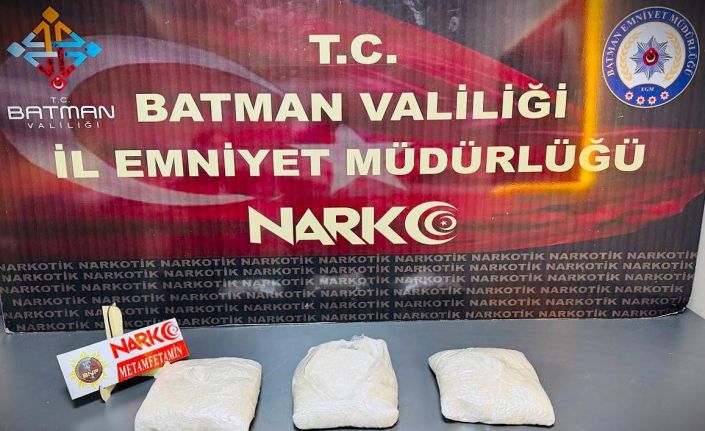 Kadın yolcunun valizinden 3 kilo uyuşturucu çıktı