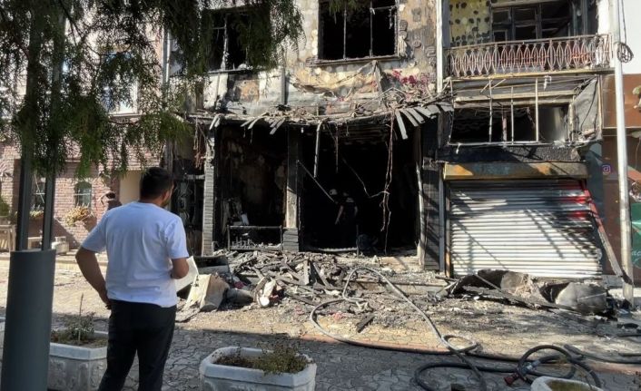 Kafede çıkan yangında bina harabeye döndü