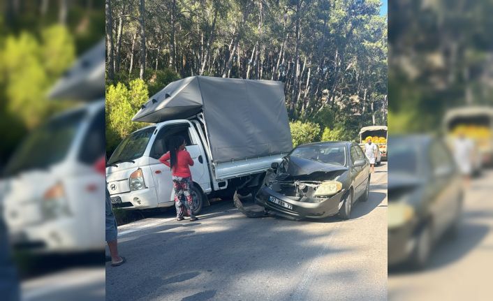 Kamyonete çarpan otomobil sürücüsü hayatını kaybetti