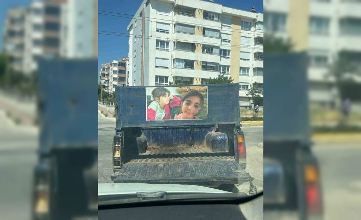 Kamyonetinin arkasına katledilen Narin’in fotoğrafını yapıştırdı