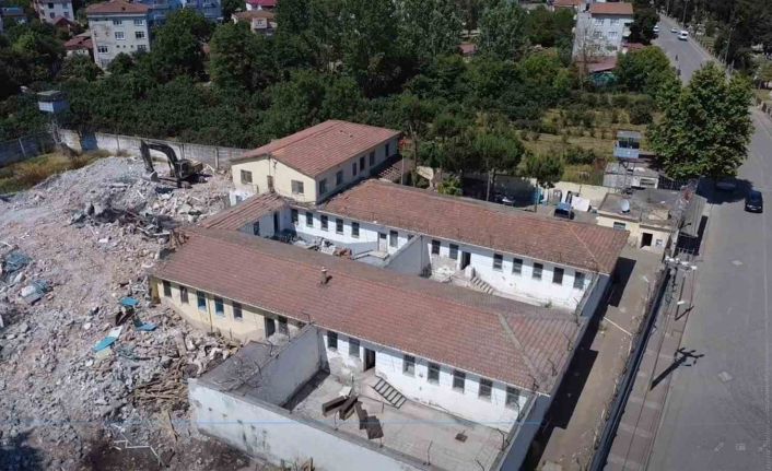 Kapanan cezaevinde yıkım başladı