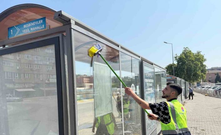 Karabük’te duraklardaki afişler temizlendi