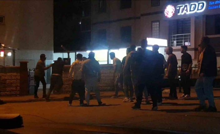 Karabük’te ’omuz atma’ kavgasında ıstaka, tekme ve yumruklar havada uçuştu