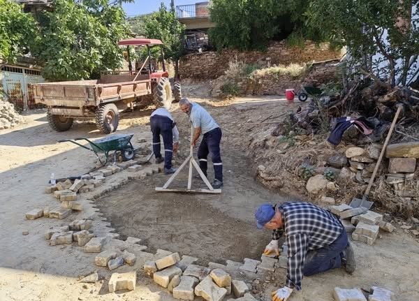 Karacasu’da yol çalışmaları devam ediyor