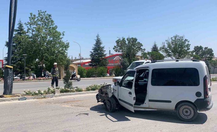Karaman’da hafif ticari araç aydınlatma direğine çarptı: 1 yaralı