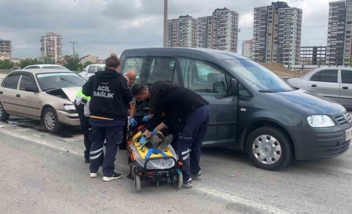 Karaman’da ışıkta bekleyen hafif ticari araca otomobil arkadan çarptı: 1 yaralı
