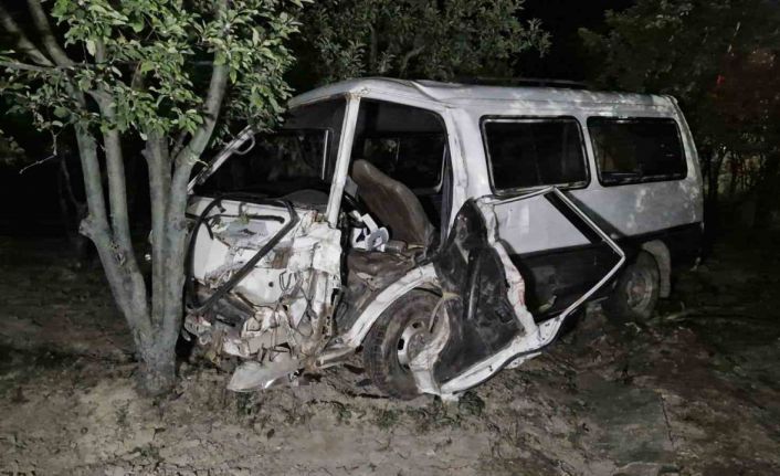 Karaman’da minibüs bahçeye uçtu: 1 yaralı