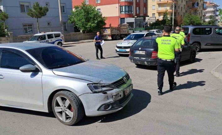 Karaman’da otomobiller çarpıştı: 1 yaralı