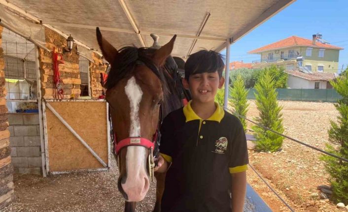 Karnesini almaya okula atıyla geldi, gören gözlerine inanamadı