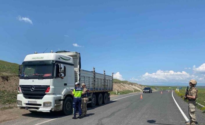 Kars’ta 32 ekip, 98 jandarmanın katımlıyla uygulama