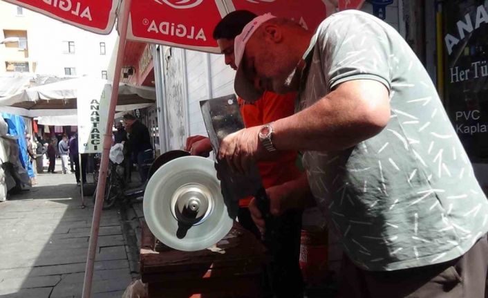 Kars’ta bıçaklar kurbanlar için bileniyor