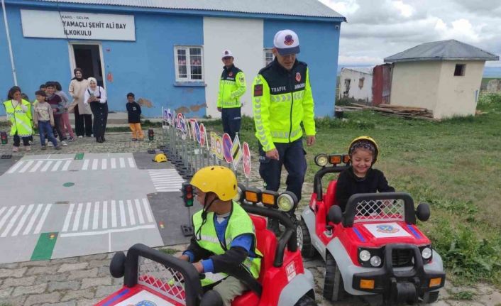 Kars’ta öğrencilere yönelik trafik eğitimi verildi