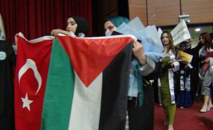 Kars’ta üniversite öğrencilerin mezuniyet sevinci