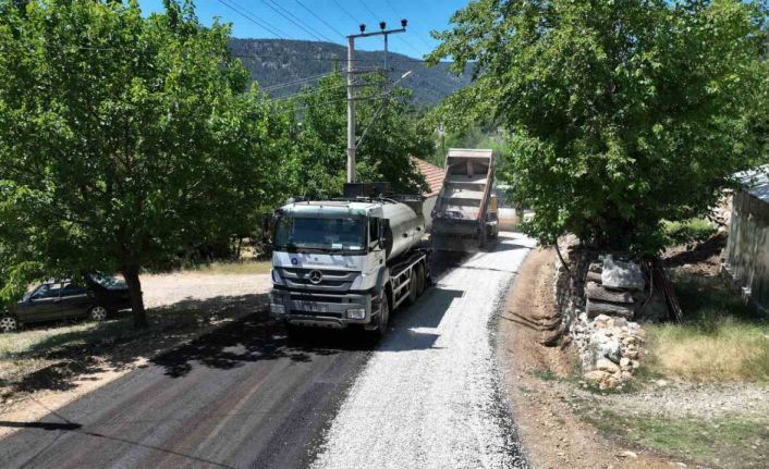Kaş Beldibi ve Sütleğen Grup Yolu asfaltlanıyor