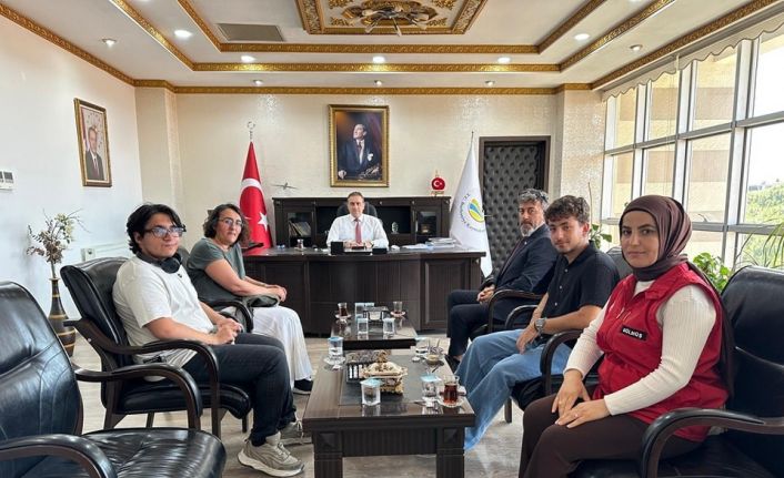 Kaymakam Memiş, münazara yarışmasında dereceye giren öğrencileri ödüllendirdi