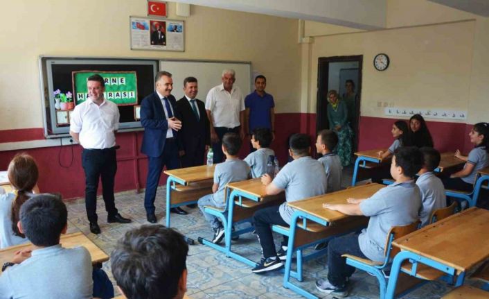 Kaymakam Odabaş öğrencilerin karne sevincine ortak oldu