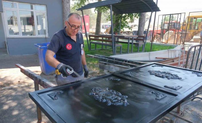 Kaynakhane atölyesi, cami ve mezarlıkların demir işlerini üstleniyor