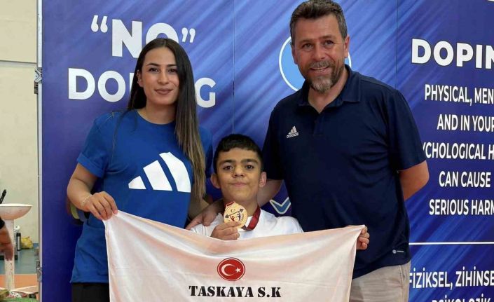 Kayserili bedensel engelli haltercilerden iki altın madalya