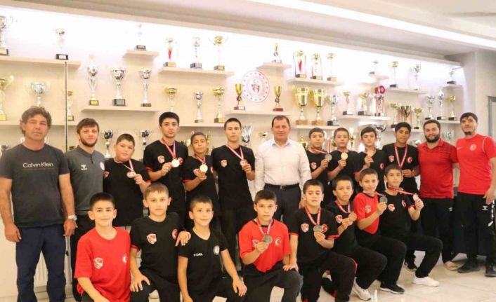 Kayserili minik güreşçilerden 11 madalya