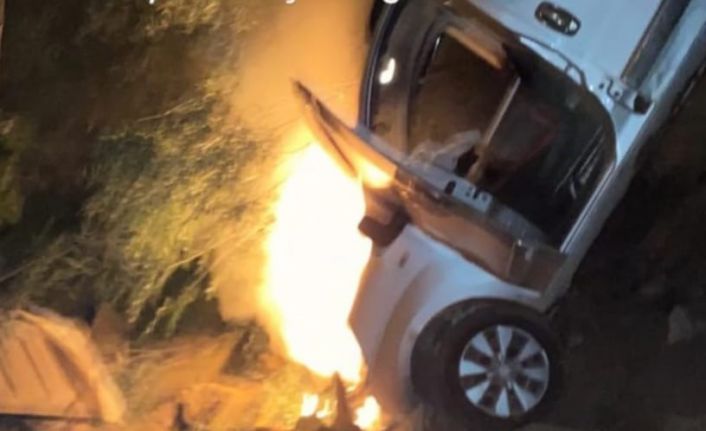 Kaza sonrası alev araçtan kendi imkanları ile çıkan sürücü hastaneye kaldırıldı