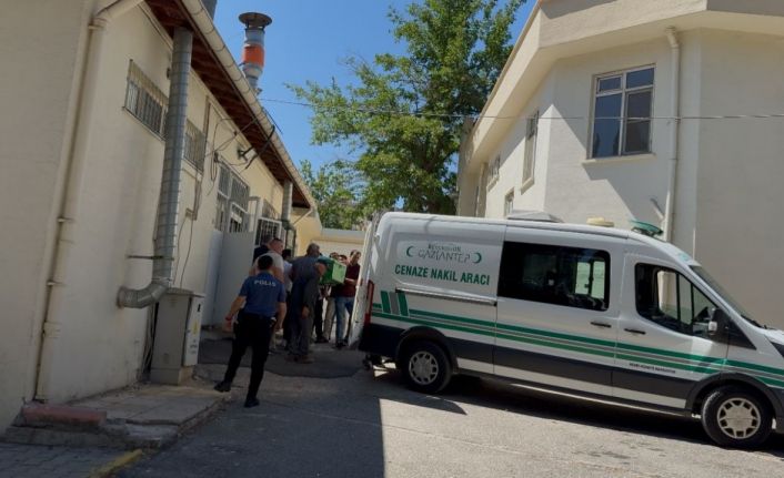 Kazada hayatını kaybeden paramedik anne ve 2 çocuğu, yakınlarına teslim edildi