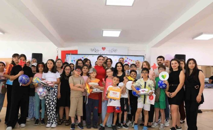 Keçiören Belediyesi’nden engelli çocuklara karne hediyesi