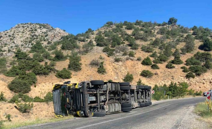 Kemaliye’de tır devrildi