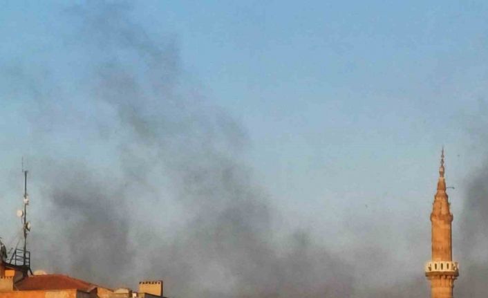 Kentin zirve noktasından yükselen kara dumanlar panikletti