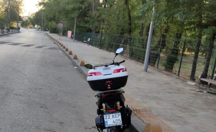 Keşan’da sokak köpeklerinden kaçmaya çalışırken devrilen motosikletin sürücüsü yaralandı