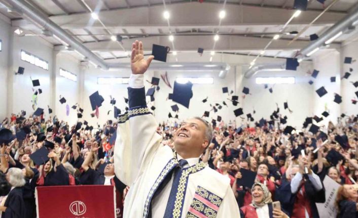 Kimi 63 yaşında üniversite mezunu oldu kimi de profesör olmasına rağmen bölüm bitirdi