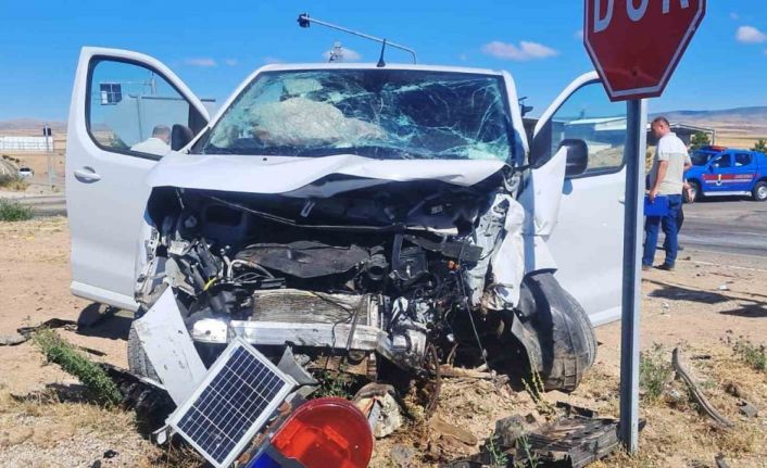 Kırıkkale’de minibüs ile hafif ticari araç çarpıştı: 6 yaralı