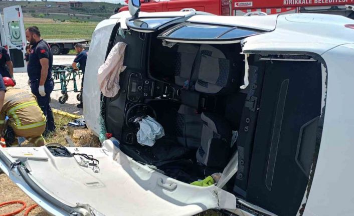 Kırıkkale’de otomobil şarampole devrildi: 2 yaralı