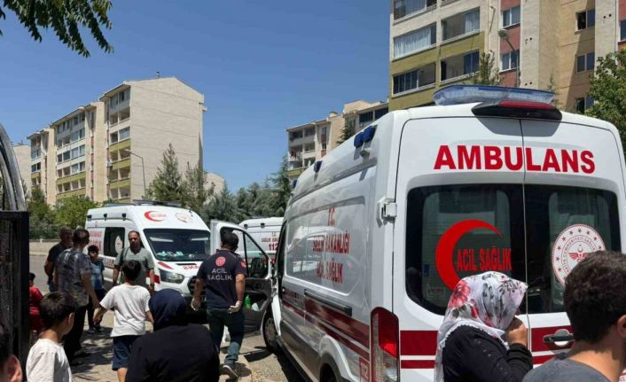 Klima ünitesinden çıkan yangında duman binayı kapladı, 4 kişi etkilendi