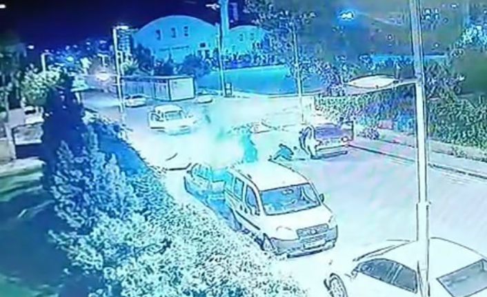 Kontrolden çıkan motosiklet otomobilin altına girdi