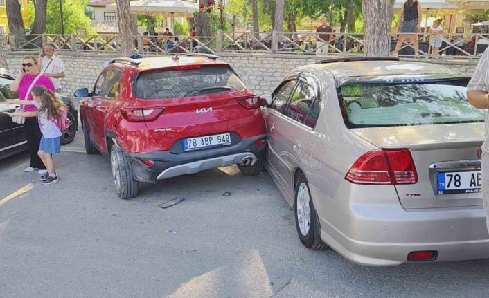 Kontrolden çıkan otomobil 3 araca çarptı: 1 yaralı