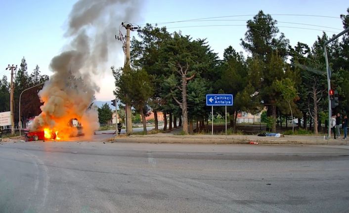 Kontrolden çıkan otomobil önce refüje, sonra tıra çarpıp alev aldı: 1 ağır yaralı