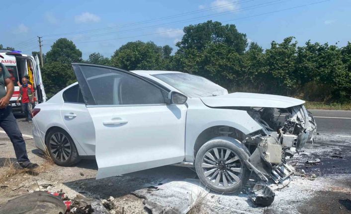 Kontrolden çıkan otomobil refüje çarpınca alev aldı: 2 yaralı