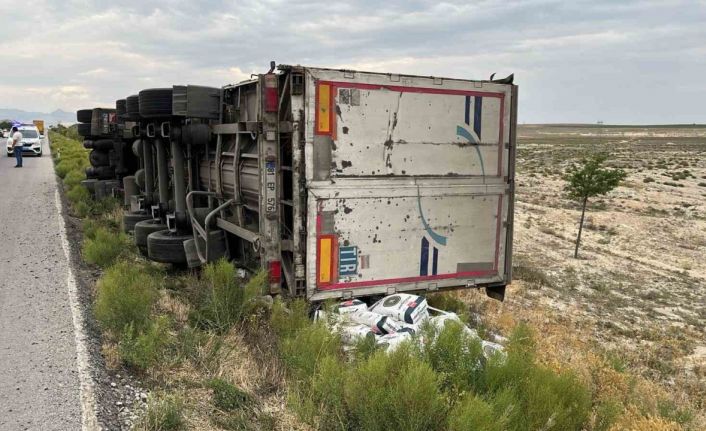 Kontrolden çıkan tır şarampole devrildi: 1 ölü