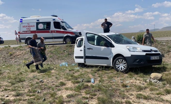 Konya’da lastiği patlayan hafif ticari araç takla attı: 2 yaralı