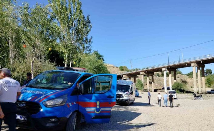 Köprüden nehre atlayan yaşlı adamı tekne turu yapanlar kurtardı