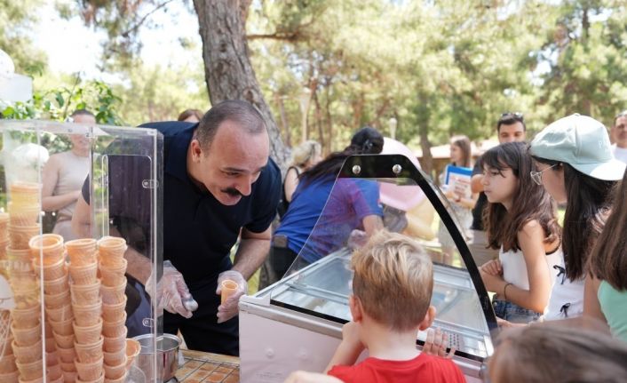 Kotan’dan çocuklara karne hediyesi dondurma ikramı